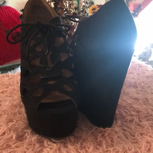 Black heels - Picture 2 of 3